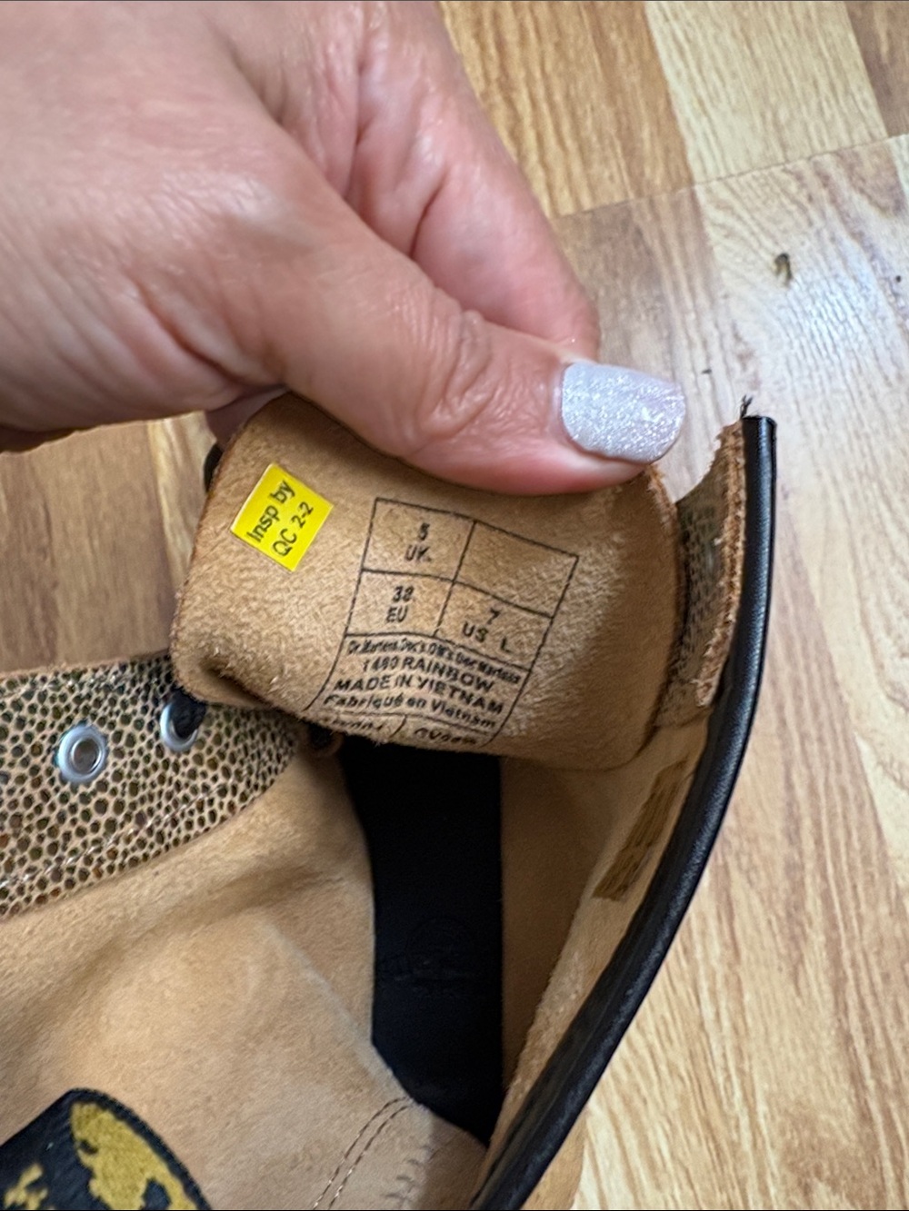 Dr. Martens AirWair Iridescent Sand Suede Leather Rainbow Ray Boots Size 7L - Picture 13 of 16